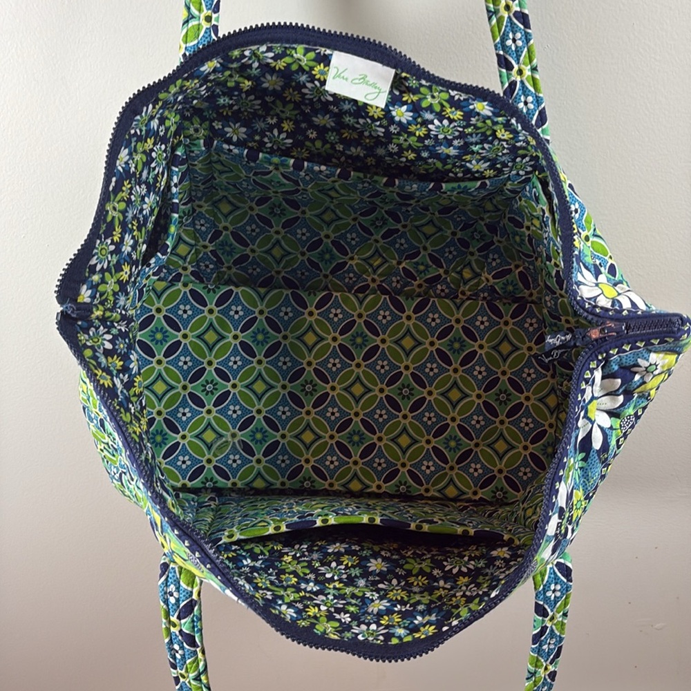 Vera Bradley Daisy Miller bag tote. In very good pre owned condition. - Picture 4 of 7